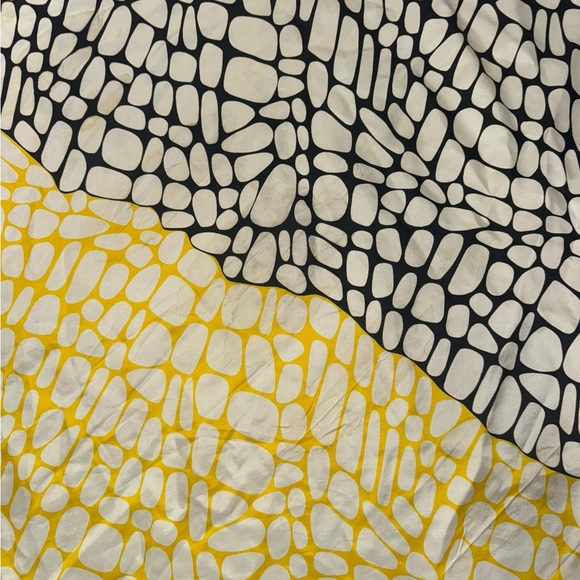 Black and Yellow Patterned Scarf - Picture 4 of 6